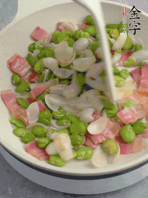 放蠶豆豆瓣、百合炒勻。