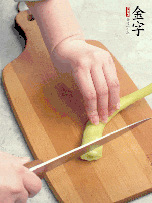 蔥切段，姜切絲，辣椒斜切成塊。