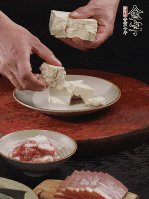 一塊老豆腐掰成大塊。