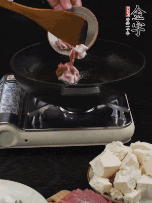 冷油潤(rùn)鍋，下五花肉煸香。