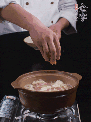 下蝦仁干，煮5分鐘。撒蒜葉，煮1分鐘。
