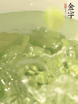 新鮮蠶豆熱水焯水30秒，然后浸入涼水。