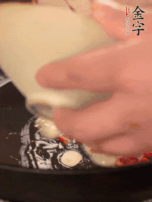 豬油潤(rùn)鍋，下辣椒、大蒜、火腿片煸香。