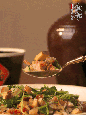 出鍋前嘗味，味淡加點(diǎn)鹽。
