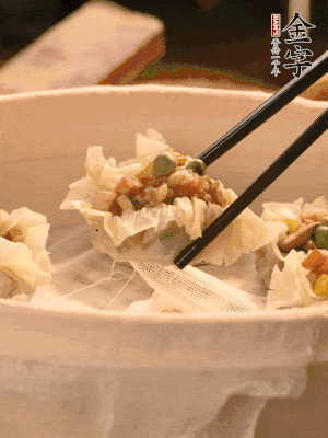 包好的燒賣(mài)放在蒸籠上，水開(kāi)后蒸8分鐘左右。