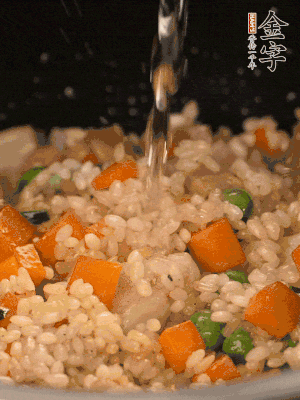把食材轉(zhuǎn)移到電飯鍋中，倒入點(diǎn)清水，正常煮飯。