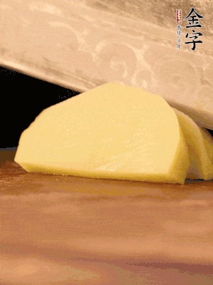 土豆去皮切丁。水開后，放入鍋中煮2-3分鐘，撈出瀝干水分。