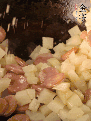 再放烤腸片煎熟。撒點(diǎn)鹽、孜然粉、辣椒面。