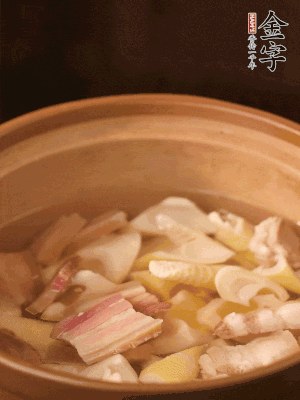 春筍、咸肉、咸肉一起入砂鍋，加姜片、料酒、清水大火煮沸到湯色變白。轉(zhuǎn)小火慢篤半小時(shí)。