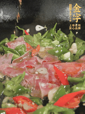 再下蒸炒火腿煸炒，加少許白糖提鮮。