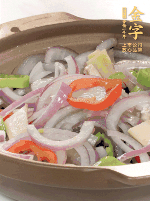 砂鍋底鋪上香菜，放上料頭，再放上焯過(guò)水的鮑魚(yú)殼。