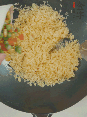 下豌豆粒、胡蘿卜粒、玉米粒。（買現成冷凍的雜菜即可，非常方便）