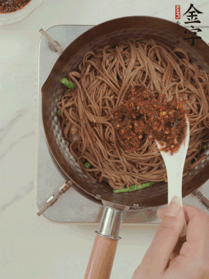 下蕎麥面，淋上少許醬油，加2勺金字火腿大師醬略翻炒即可。