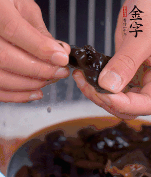 木耳冷水泡發(fā)，處理成小塊。（如果是小木耳就不用切了）