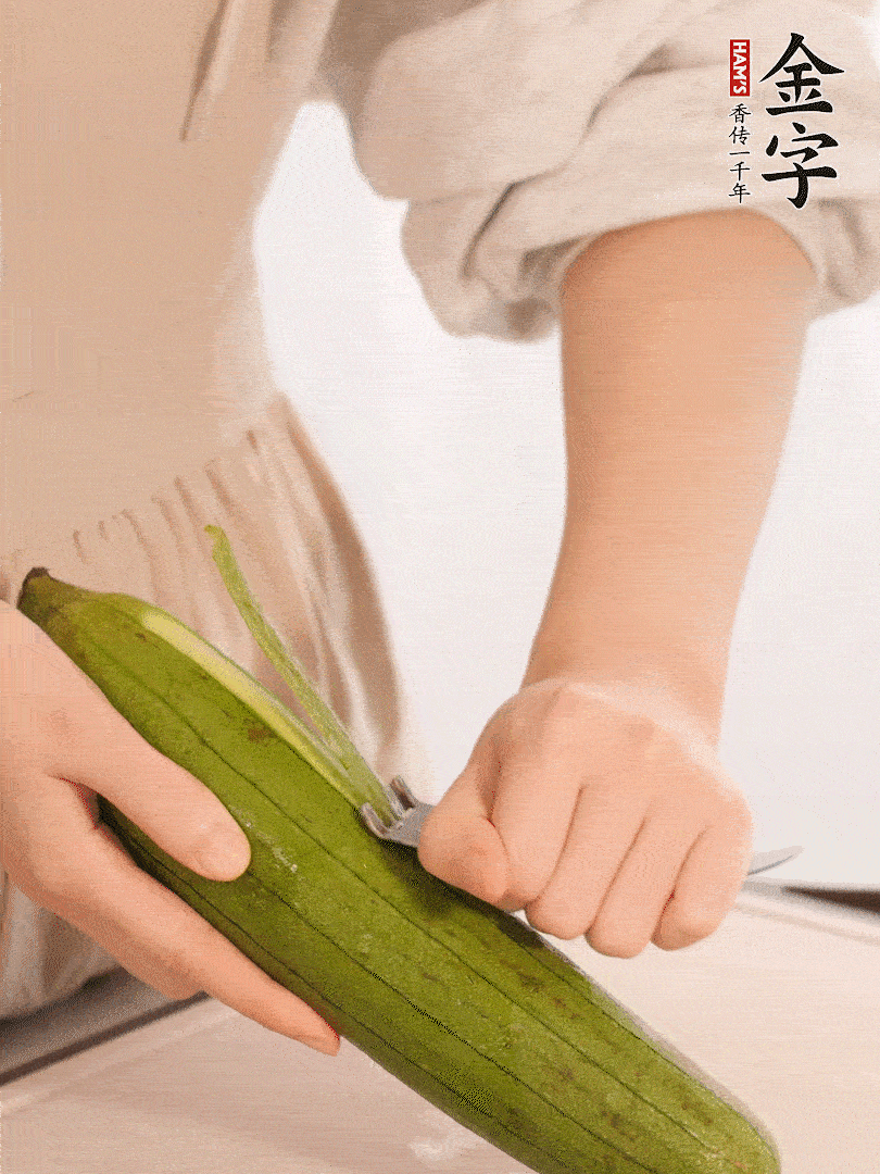 絲瓜去皮切滾刀塊用鹽殺一下水分洗凈。