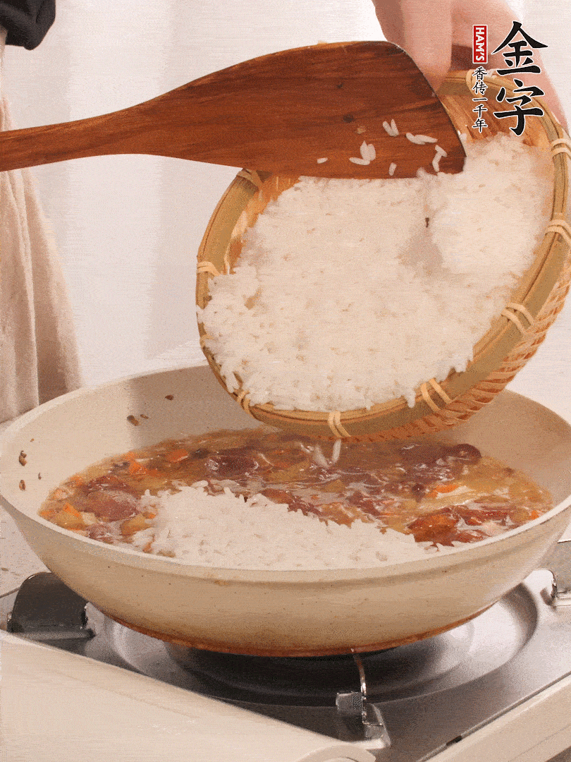 熱鍋燒油，香腸煸出油，加姜片去腥，加土豆、胡蘿卜、香菇翻炒到半熟，隨后加豆角、2小勺鹽、1大勺生抽，煸炒均勻。