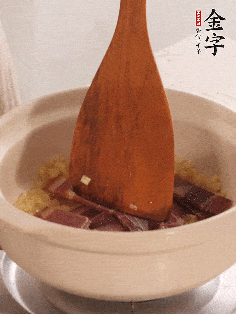 加熱水，加入白菜蓋上蓋子煨煮3分鐘。