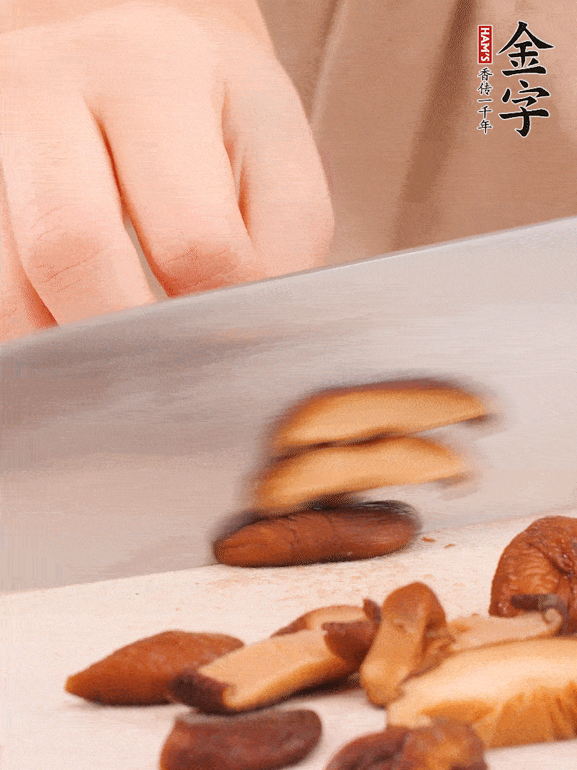 干香菇泡發(fā)，切成小塊。