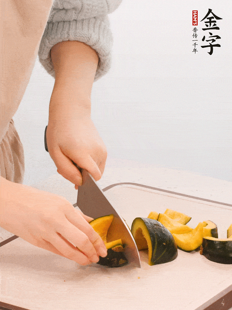 貝貝南瓜切小塊，生姜切成姜絲。