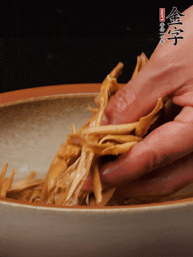 農(nóng)家土筍尖提前泡軟，用刀劃成細(xì)絲，這樣會(huì)更加入味。