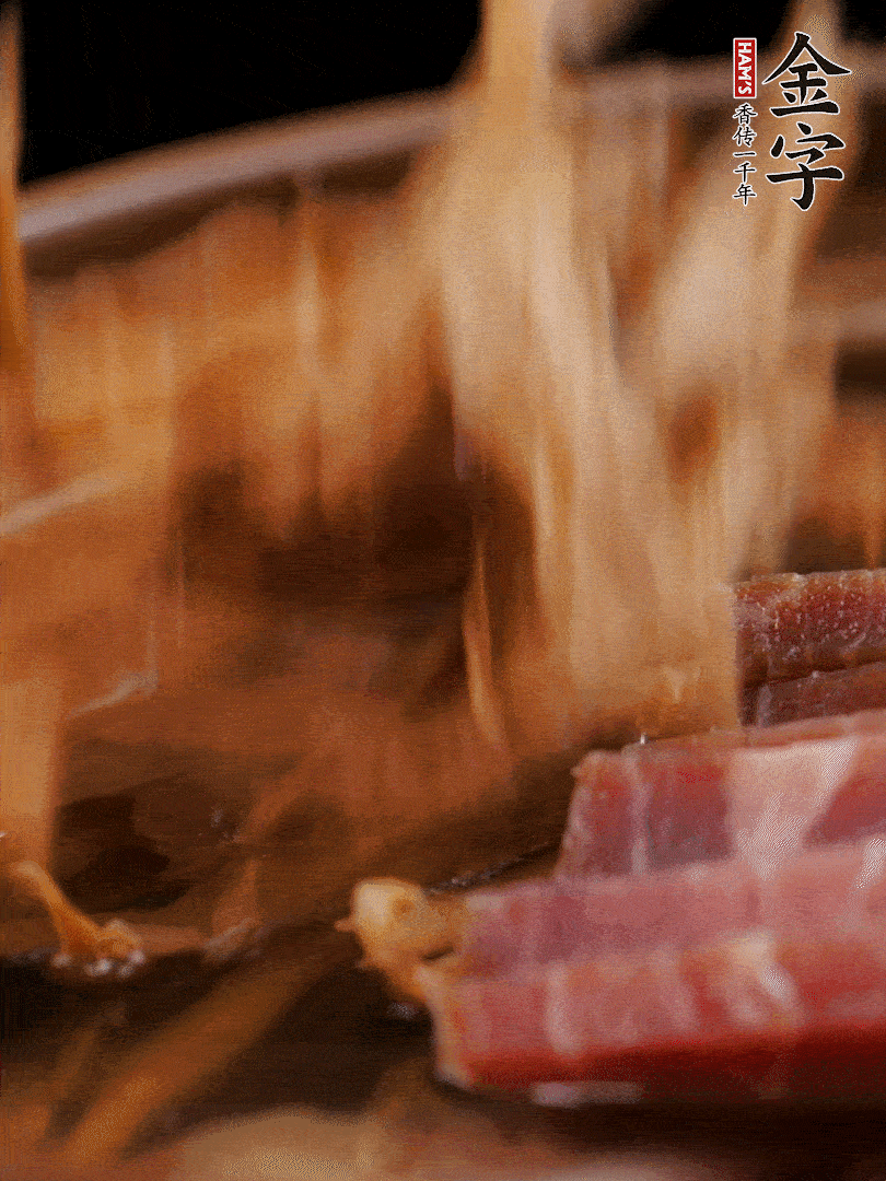 大筒骨、金字火腿、姜片、黃酒一起放入砂鍋，加筍干燉煮40分鐘。（如果家里有高壓鍋，用高壓鍋把高湯壓出來(lái)更鮮濃。）