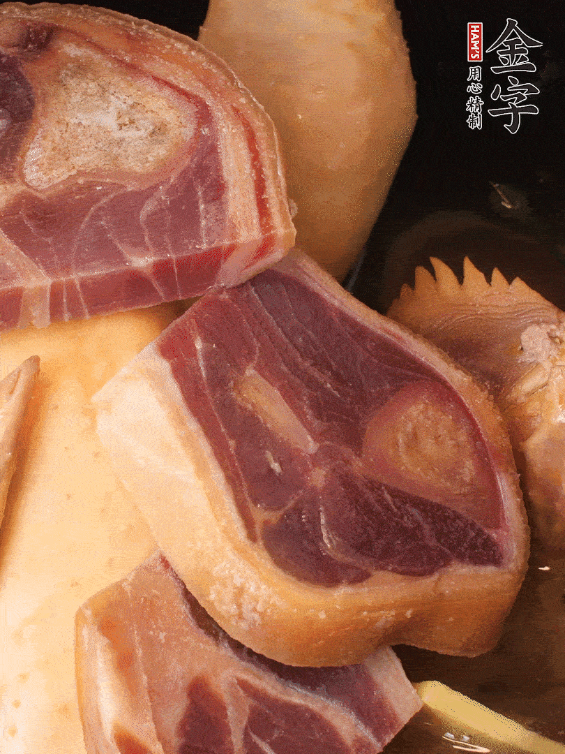 火踵、老母雞加蔥、姜、料酒、清水，大火燒開(kāi)后轉(zhuǎn)小火，燉1小時(shí)