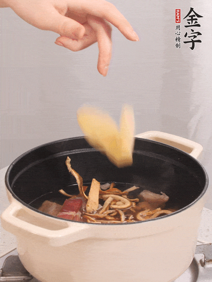 鍋中放牛腩、火腿，然后放入比食材多3倍的水；再放橘子皮、姜片、白胡椒粒燉煮90分鐘