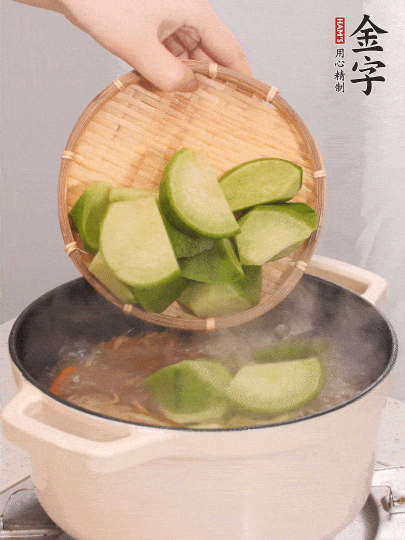 加入青、紅蘿卜再煲半小時(shí)。