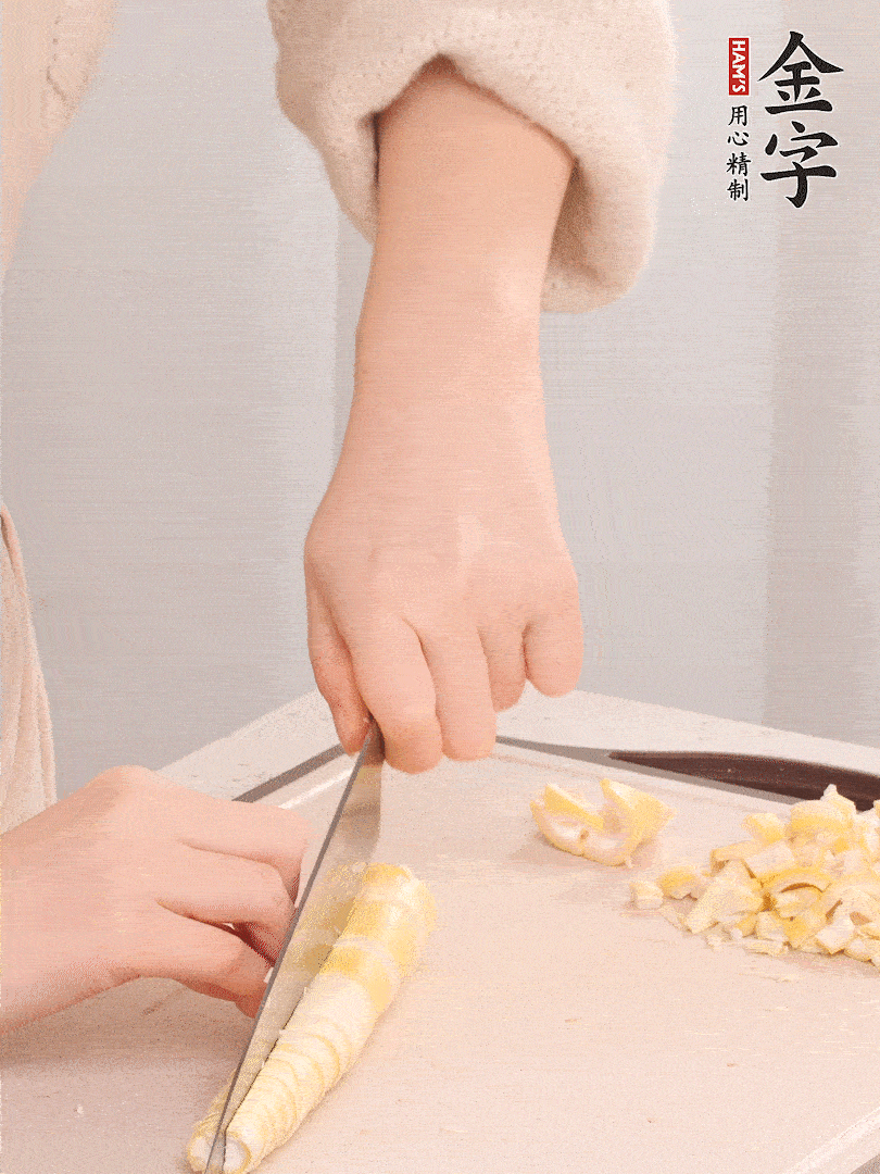 春筍去皮切小塊，焯水2分鐘左右