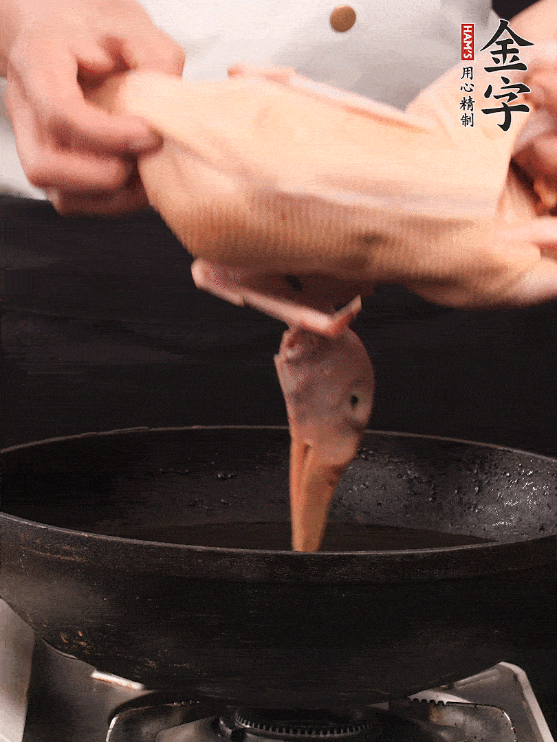 處理干凈的老鴨1只，黃酒小半碗，姜幾片，一起放入冷水，煮沸焯水3分鐘，去除血沫