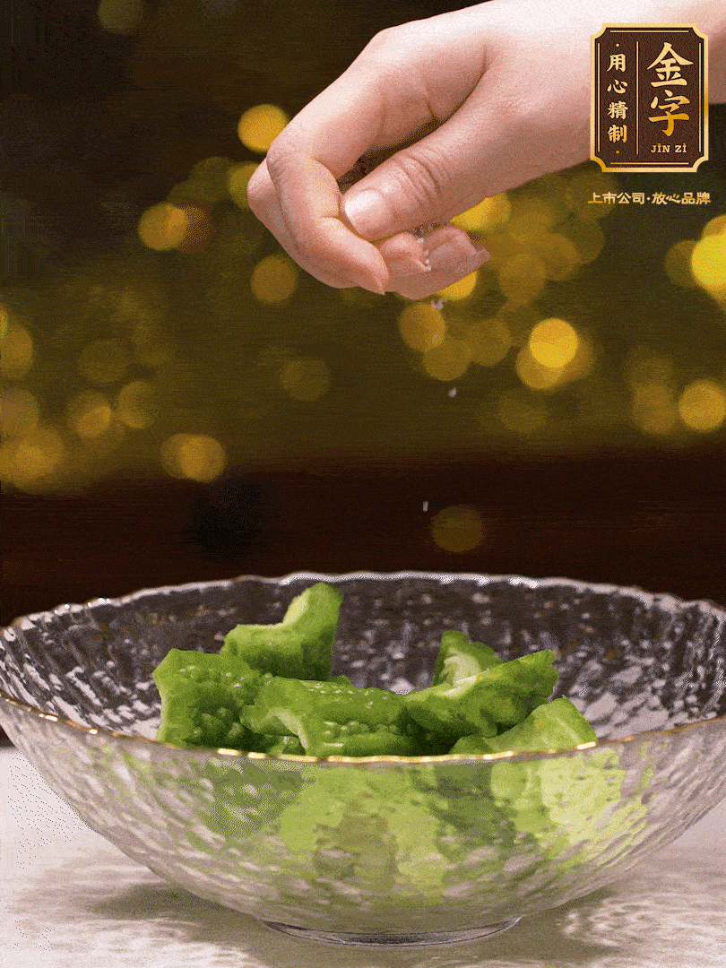 處理好的苦瓜切段（5cm），加點鹽鹽腌一下，去除一下苦味