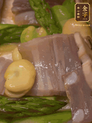 倒入熱水，燉煮10分鐘