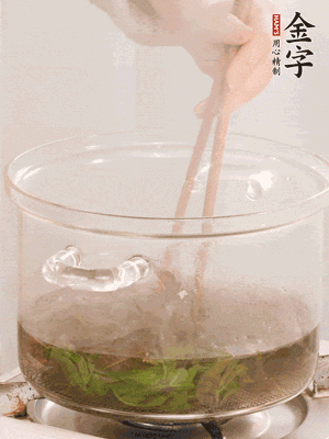 香椿焯水，變色后撈出，切成小段
