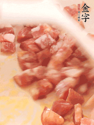 香腸炒出油脂，加入蠶豆煸炒
