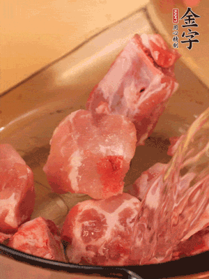 排骨冷水下鍋，加料酒、姜片，煮開綽水