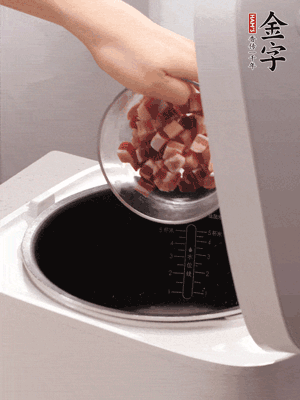 鍋中倒入豬油，油熱后炒熟上海青，給倒少許鹽調(diào)味