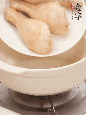 雞腿、火腿、干貝、蒜頭放入砂鍋內(nèi)燉1小時(shí)