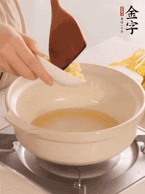 鍋里留少量底油煸香火腿和姜末。
