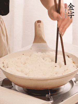 把瀝干水分的米飯均勻鋪在上面，筷子戳幾個洞，以便透氣，轉小火蓋上蓋子燜至水分收干，大概10分鐘。