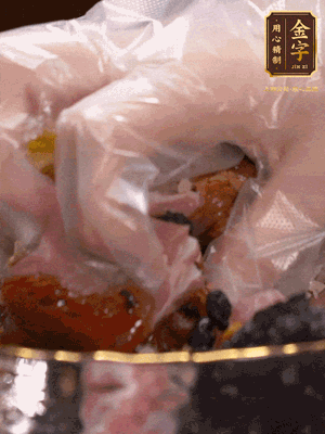 排骨洗凈后（蠔油、生抽、老抽、鹽、糖、淀粉、豆豉、蒜蓉、姜絲）腌制30分鐘