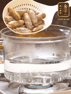 煮一鍋沸水，下蟶子汆燙30秒，撈出浸入冰水，取出蟶子肉