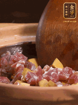 熱油下蒜片，倒入香腸丁、牛肝菌丁翻炒出香味