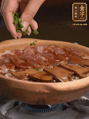 最后鋪上牛肝菌，爭分奪秒地倒上醬汁，撒點(diǎn)小蔥花