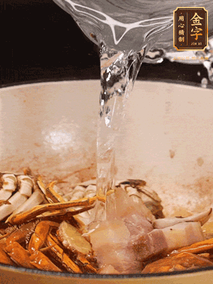 加料酒/花雕酒去腥，加入開水燜10分鐘左右