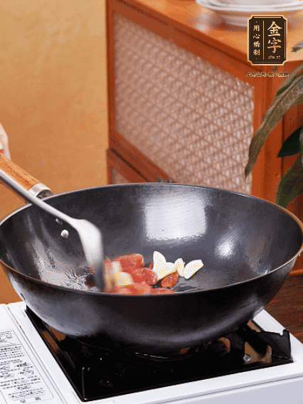 熱油，香腸微微煸出香味，加蒜片、小米辣