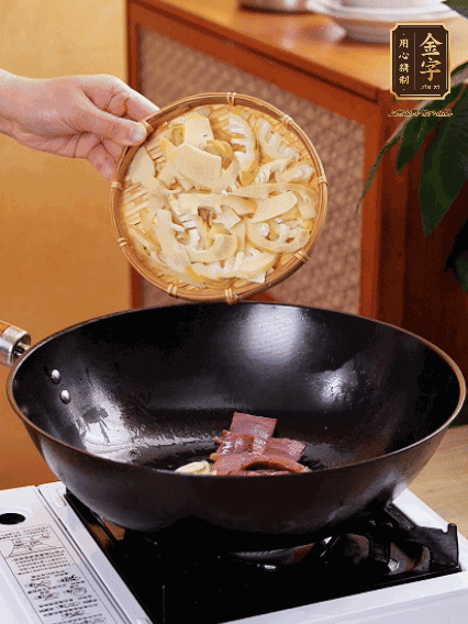 油熱，下蒜末、火腿煸炒出香味，再下筍片微微翻炒