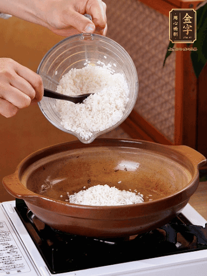 砂鍋中倒入煎羊肚菌的油，涂勻。加入提前浸泡過(guò)1小時(shí)的生米，再加入和生米齊平的水,,蓋蓋子，大火煮沸后轉(zhuǎn)小火煮至水分微干