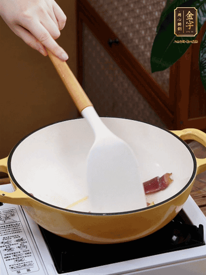 油熱，姜絲、火腿微微煸出香味