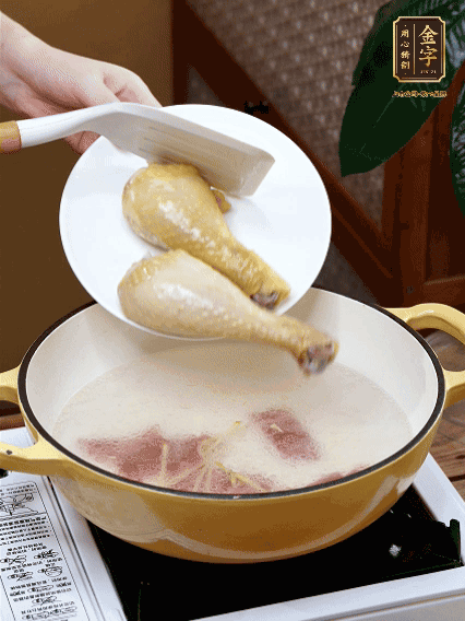 倒清水，放雞腿，大火煮開轉(zhuǎn)中小火煮20分鐘